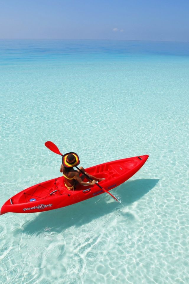 Red Kayak And Transparent Water Vividscreen - Kayak In Maldives , HD Wallpaper & Backgrounds