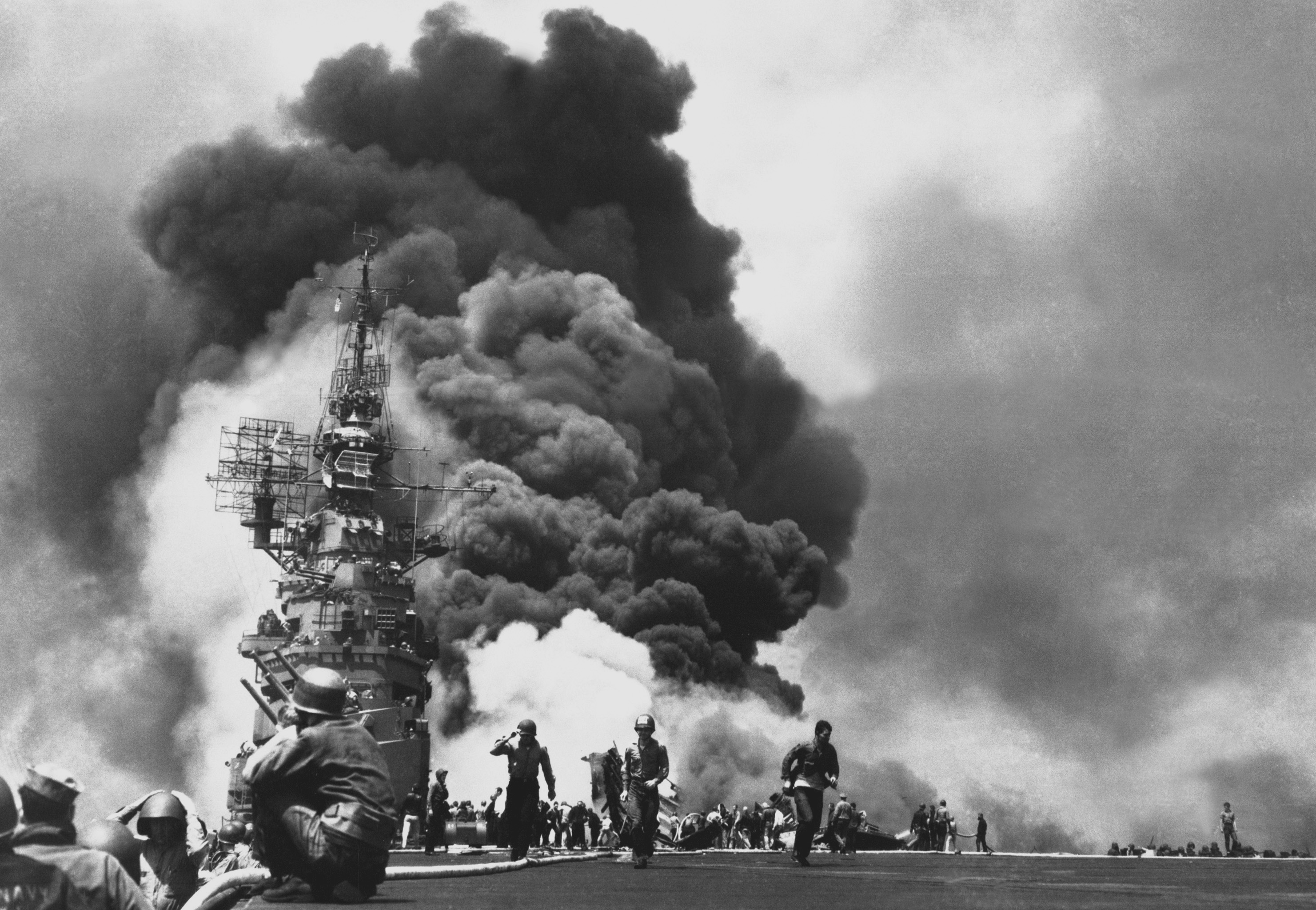 Uss Bunker Hill Hit By Two Kamikazes - High Res Ww2 , HD Wallpaper & Backgrounds