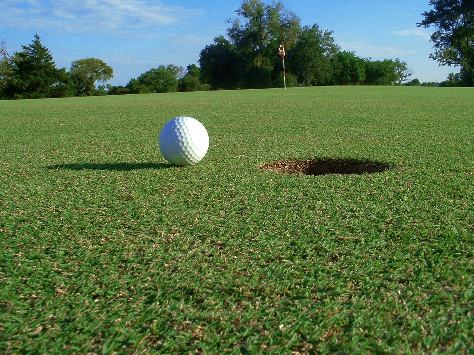 Golf Ball Near Pin , HD Wallpaper & Backgrounds