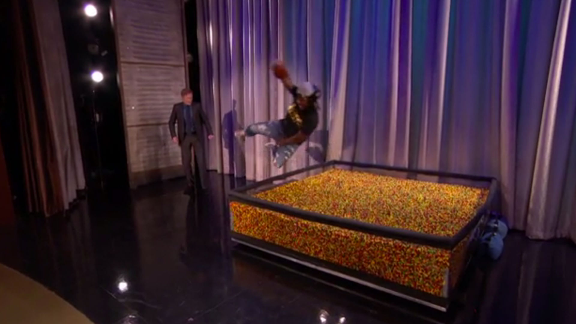 Marshawn Lynch Dives Into An End Zone Of Skittles On - Marshawn Lynch Skittles Gif , HD Wallpaper & Backgrounds