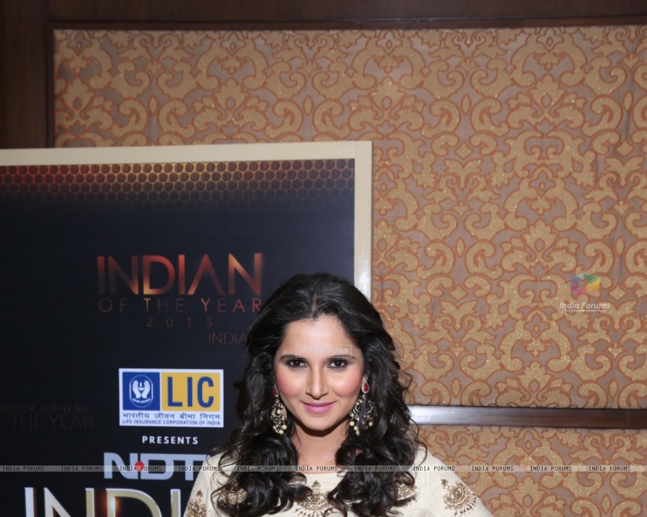 Sania Mirza At Ndtv Indian Of The Year Awards Size - Lic Of India , HD Wallpaper & Backgrounds