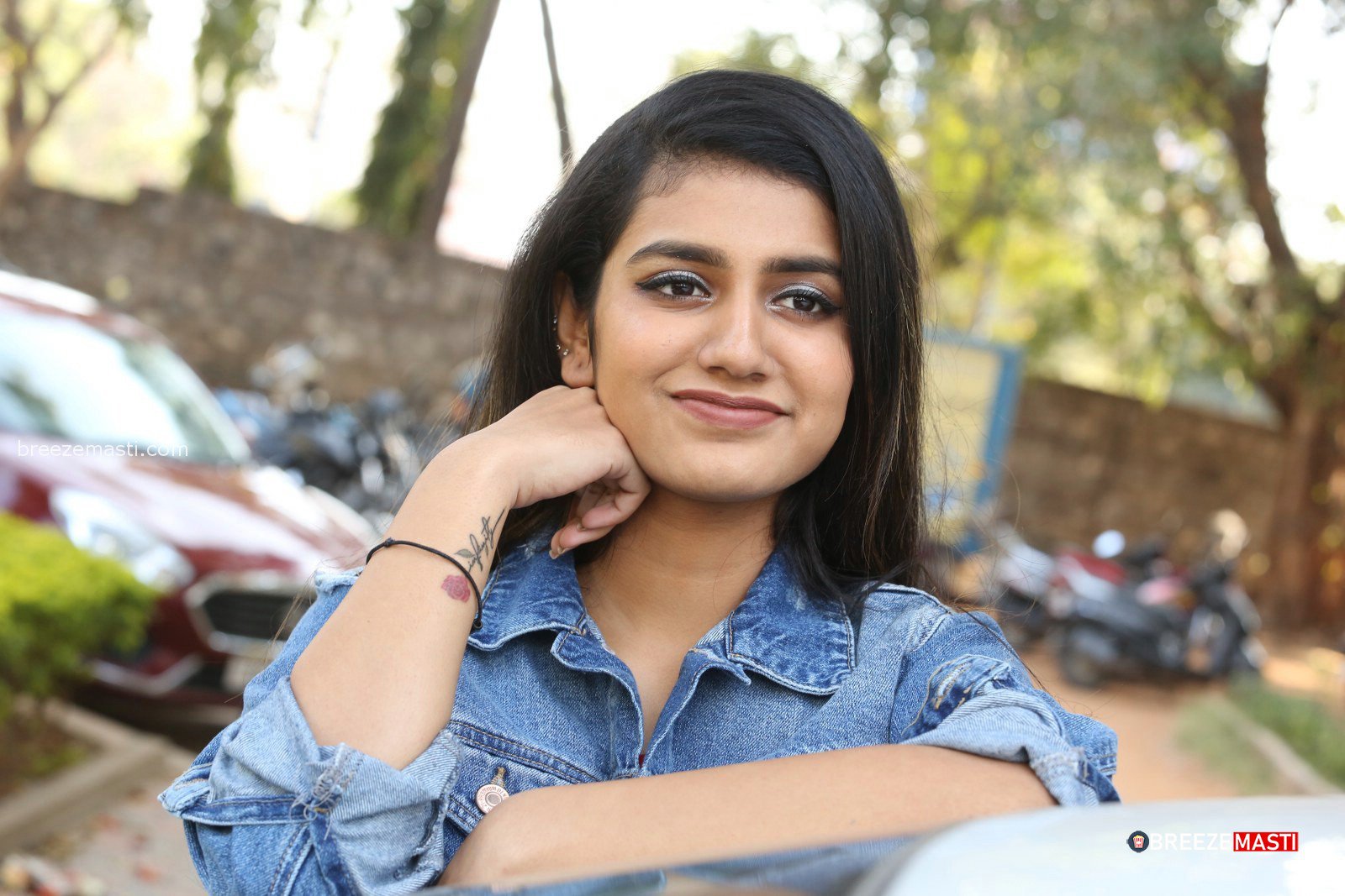 Priya Prakash Varrier Photos Images Breezemasti Priya - Prakash Varrier Lovers Day Movie Heroine , HD Wallpaper & Backgrounds