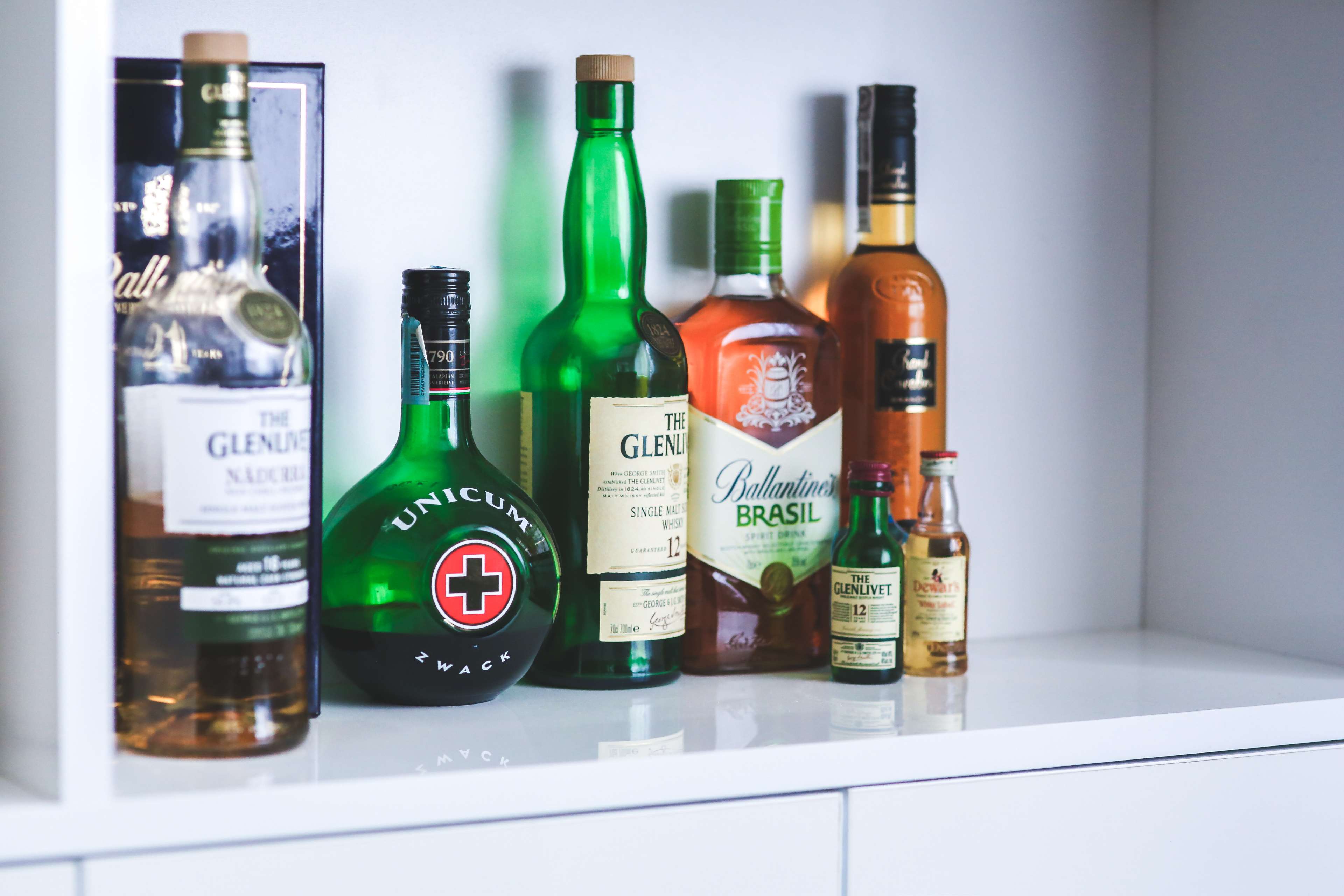 Alcohol, Alcoholic, Bottles, Drinks, Vodka, Whiskey - Les Bouteilles De Whisky , HD Wallpaper & Backgrounds