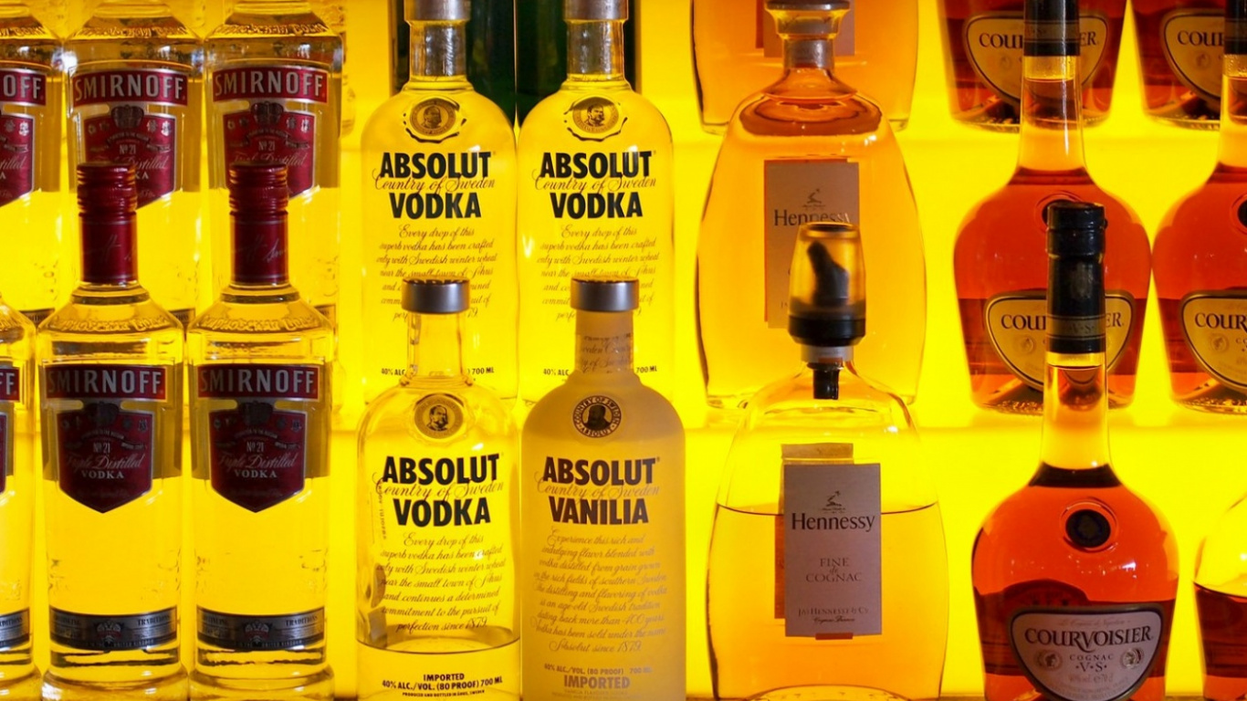 Bottle, Whiskey, Drink, Alcoholic Beverage, Glass Laptop - Absolut Vodka , HD Wallpaper & Backgrounds