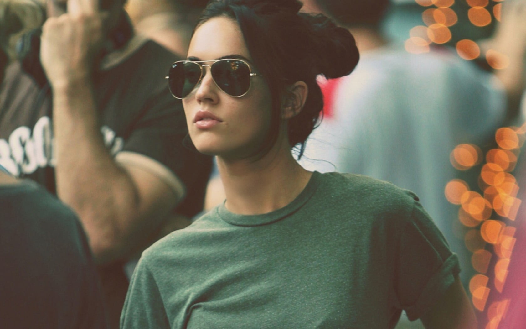 Woman In Green Crew Neck Shirt With Ray Ban Aviator - They Dont Care About You Meme , HD Wallpaper & Backgrounds