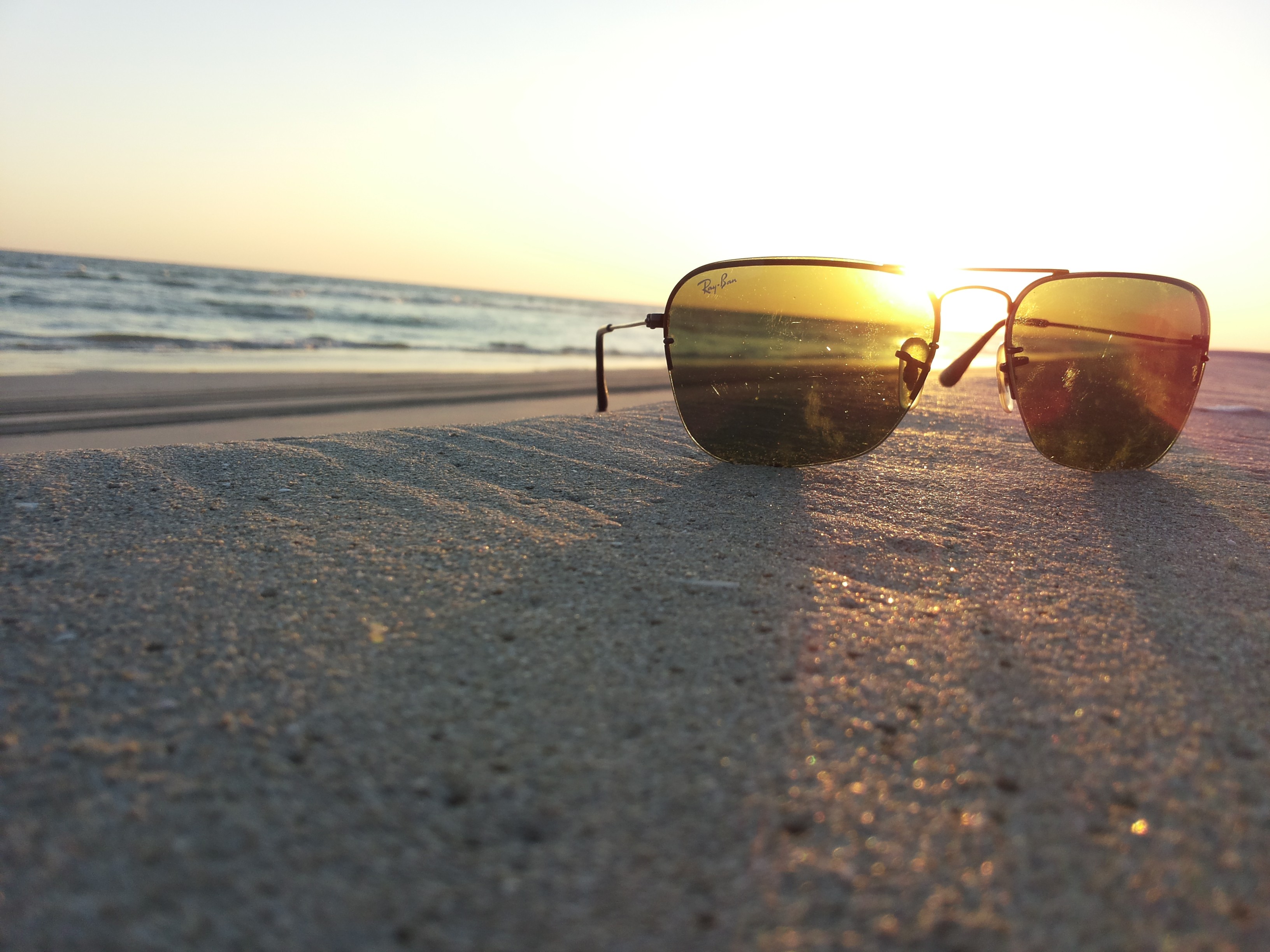 Beach Rayban Glasses Indian Sand Ocean Iphone 5 Wallpaper - Ray Bans Beach , HD Wallpaper & Backgrounds