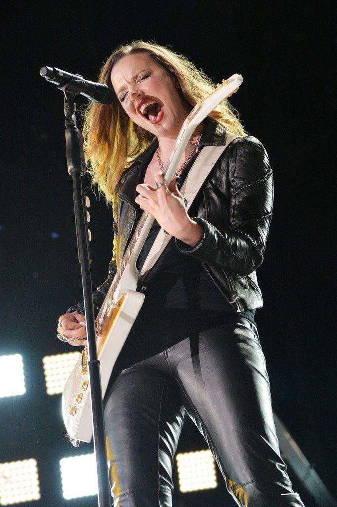 17 Best Images About Halestorm On Pinterest The Halo - Lzzy Hale Scream , HD Wallpaper & Backgrounds