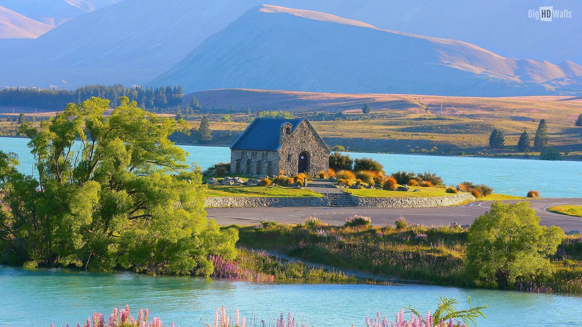 Lush View Of Lake Tekapo In New Zealand Wallpaper - Lake Tekapo New Zealand , HD Wallpaper & Backgrounds