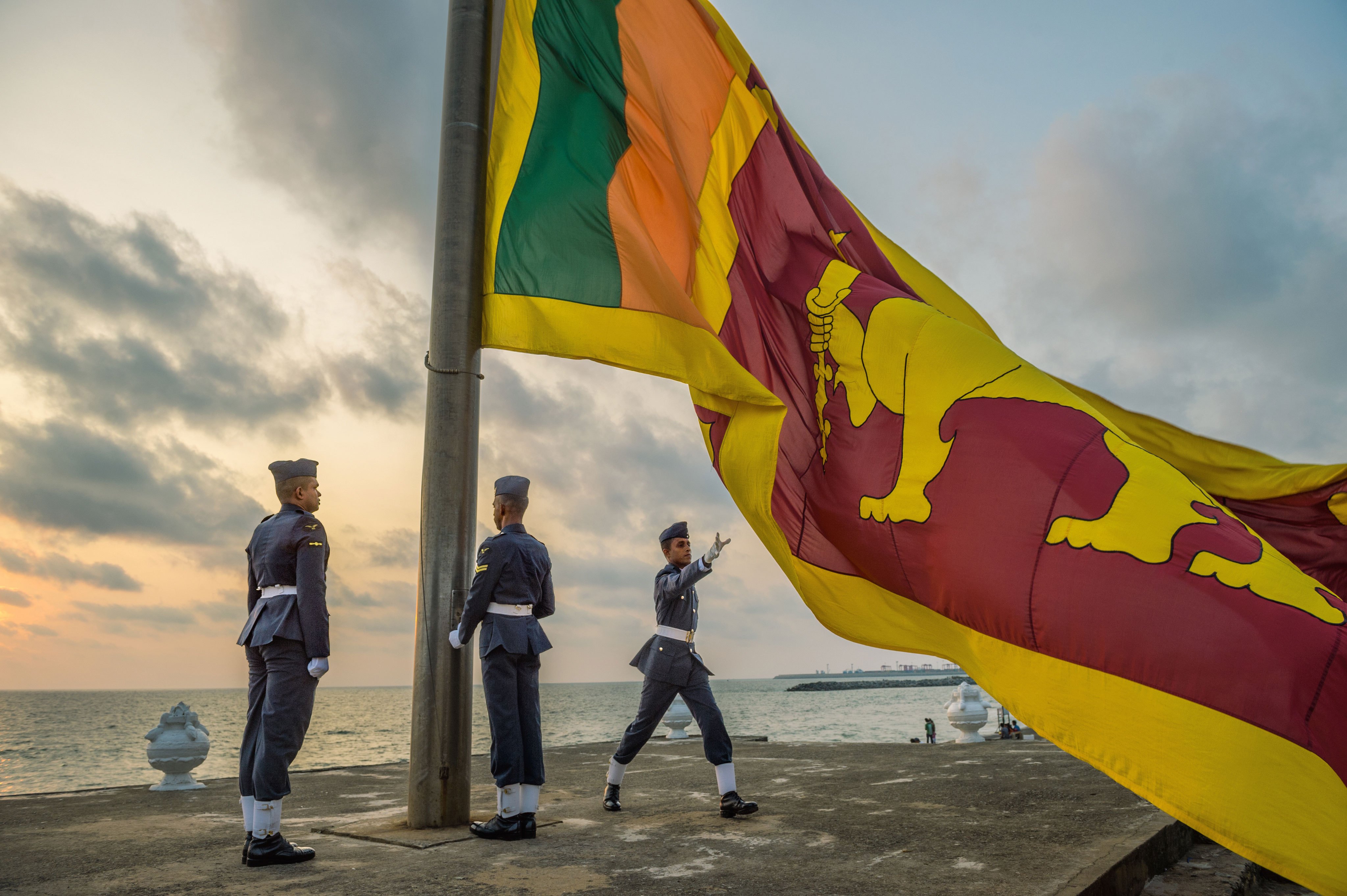 Can Sri Lanka Hold On To Its Fragile Peace - Sri Lankan Flag With Army , HD Wallpaper & Backgrounds