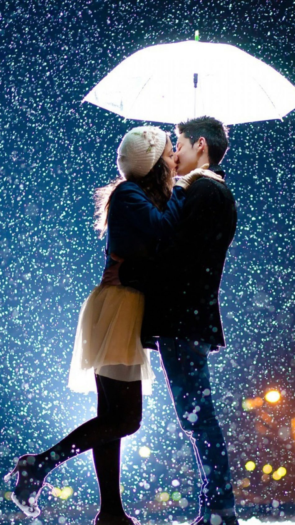Couple Kissing Raining Umbrella Hd Mobile Wallpaper - Couple Kissing In Rain , HD Wallpaper & Backgrounds