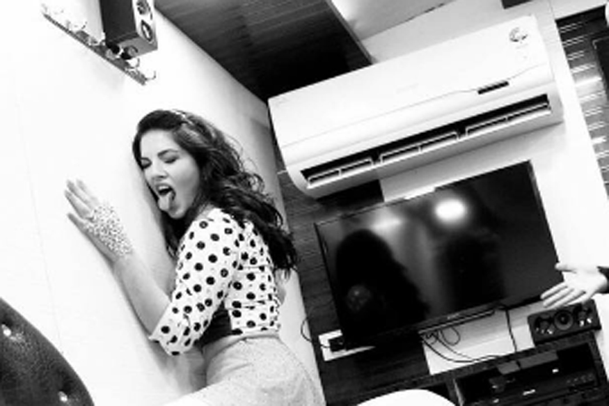 Sunny Leone Is 'crazy', Can Jump Around Like A 'monkey' - Sunny Leone Sticking Her Tongue Out , HD Wallpaper & Backgrounds