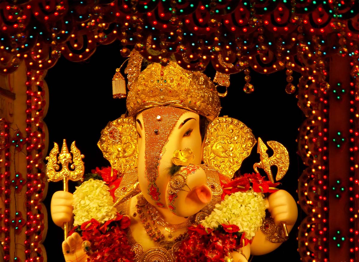 Siddhivinayak Ganpat Decorated With Awesome Glittering - Dagadusheth Halwai Ganapati Temple , HD Wallpaper & Backgrounds