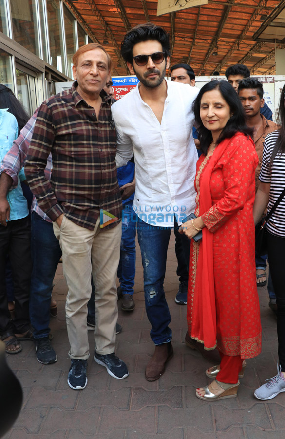 Kartik Aaryan And Family Snapped At Siddhivinayak Temple - Event , HD Wallpaper & Backgrounds