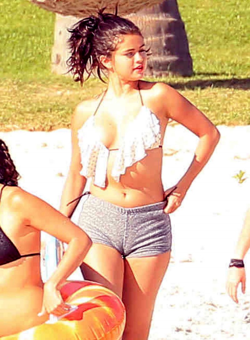 Selena Gomez In Bikini Top And Tight Shorts At A Beach - Selena Gomez Cameltoe , HD Wallpaper & Backgrounds