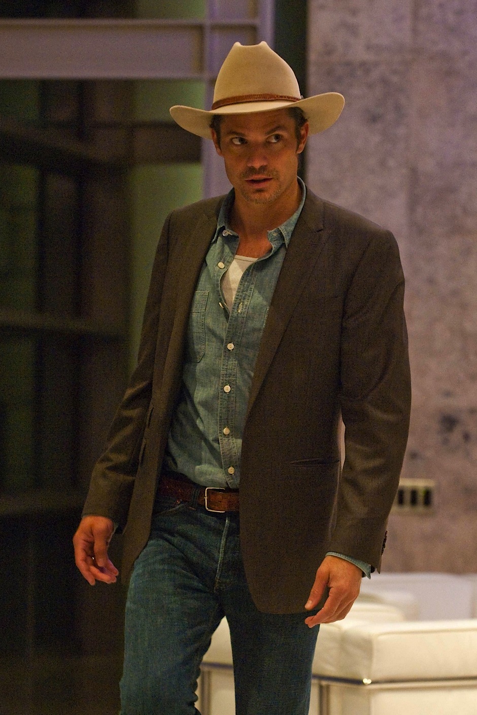 Justified Raylan's Gray Suit Coat And Jeans - Timothy Olyphant Images Justified , HD Wallpaper & Backgrounds