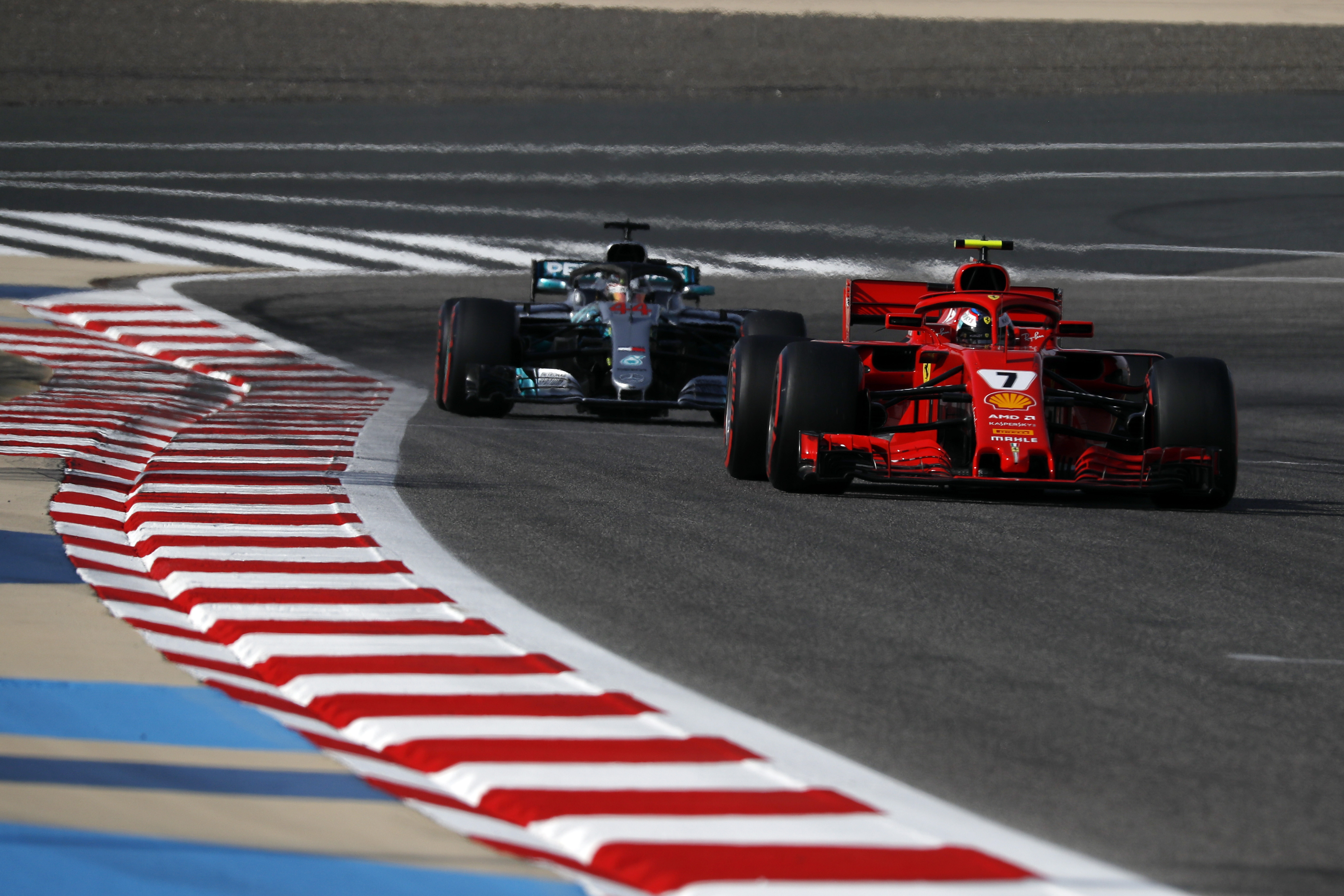 Kimi Räikkönen And Lewis Hamilton (mercedes Amg F1 - Ferrari Vs Mercedes F1 2018 Bahrain , HD Wallpaper & Backgrounds
