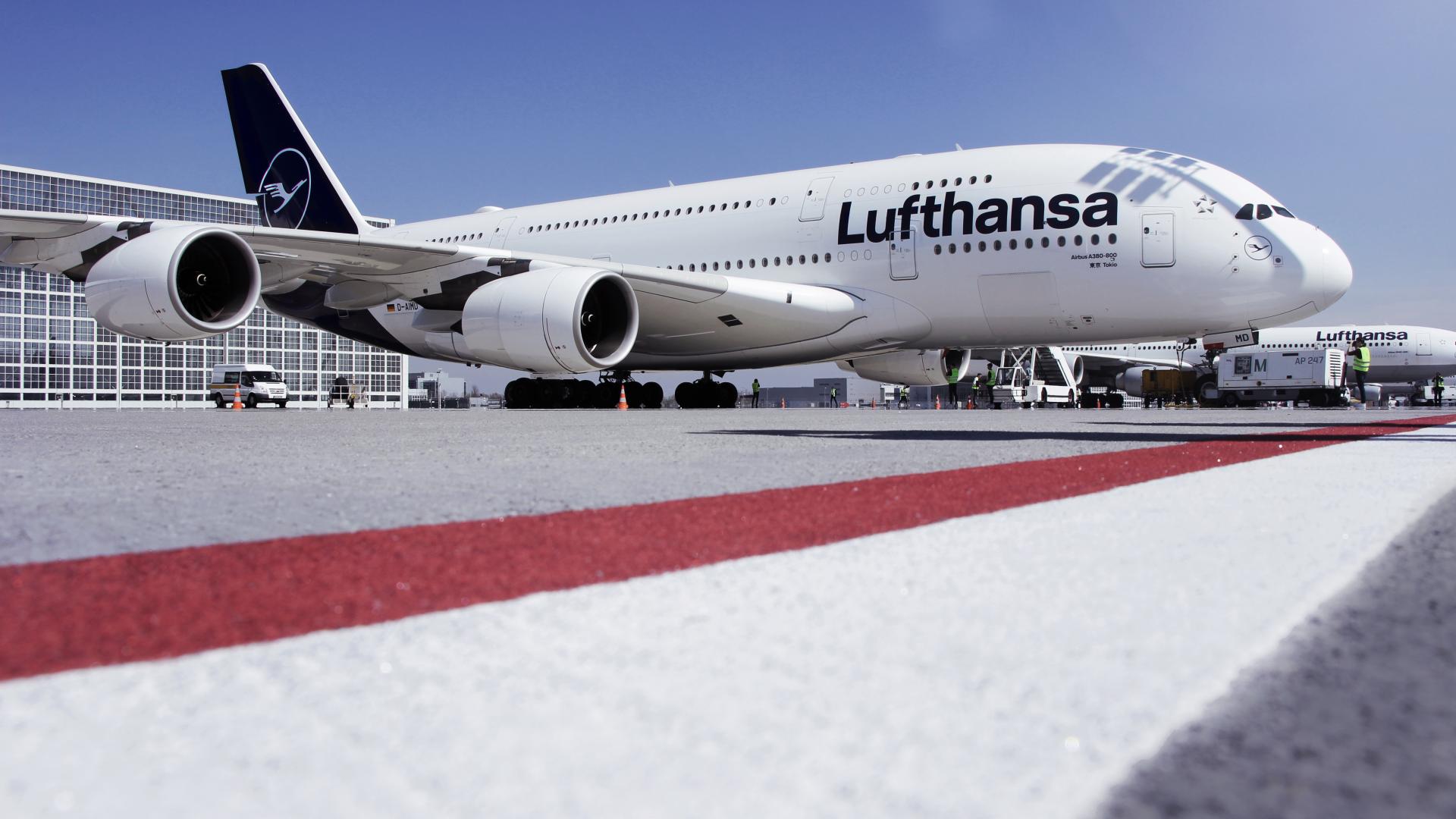 A380 In Front Of Hangar - A380 Lufthansa , HD Wallpaper & Backgrounds