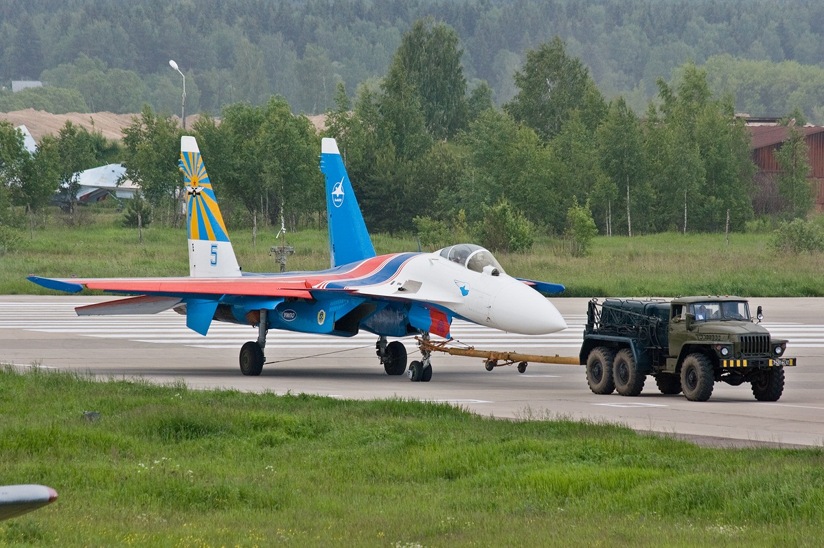 Russian Air Force Sukhoi Su-35 Towed By Truck Aircraft - Sukhoi Su-35bm , HD Wallpaper & Backgrounds
