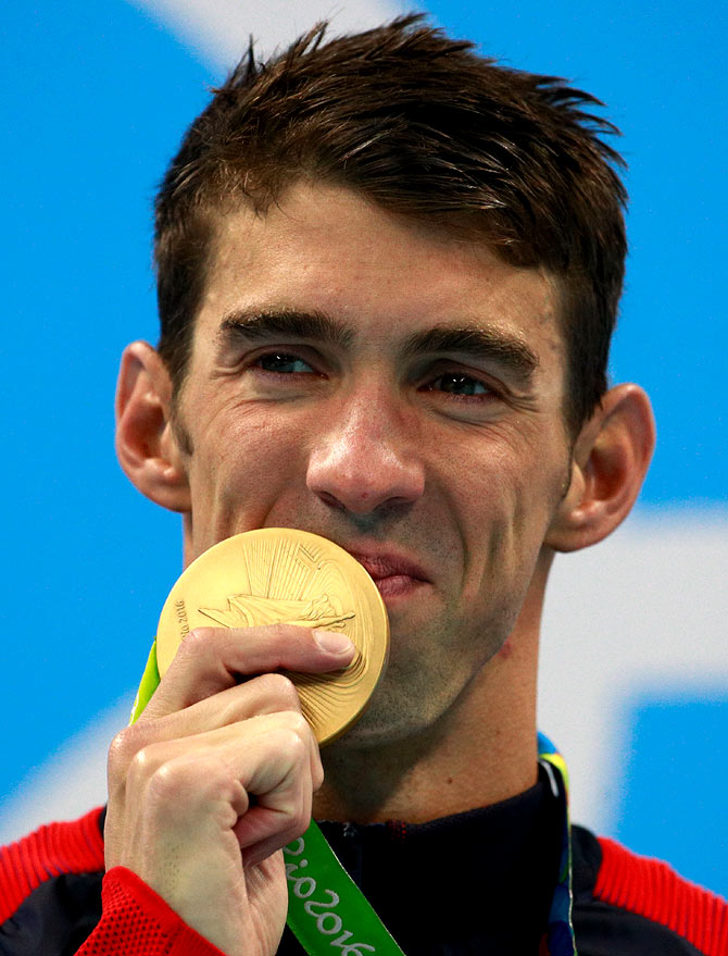Gold Medallist Michael Phelps Celebrates On The Podium - Michael Phelps 2016 Olympics Medals , HD Wallpaper & Backgrounds