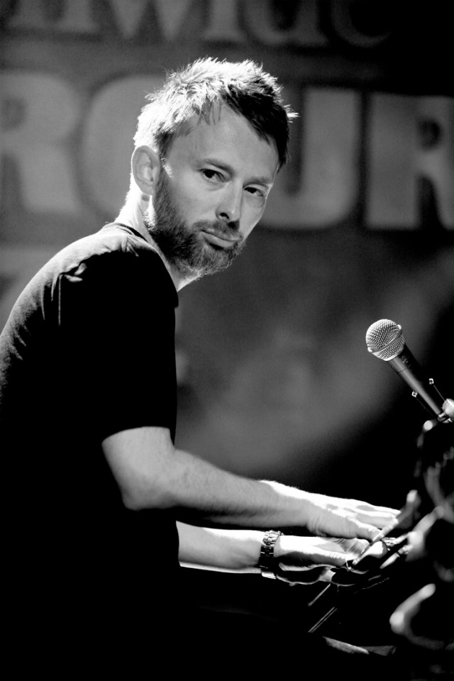 Thom Yorke On Piano Iphone 4 Wallpaper - Thom Yorke , HD Wallpaper & Backgrounds