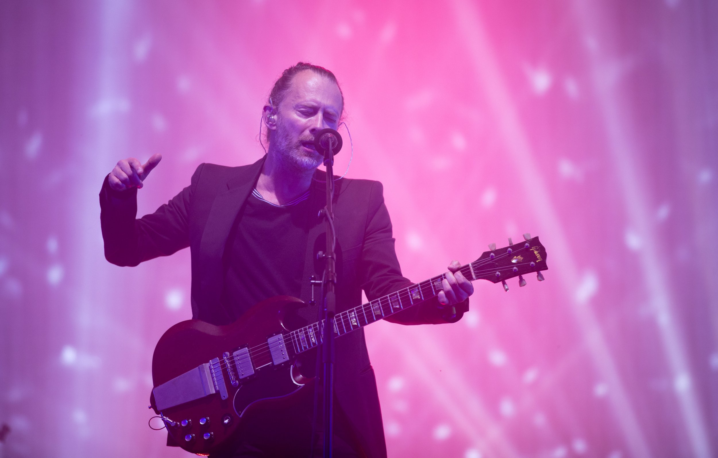 Radiohead's Thom Yorke - Thom Yorke Glastonbury 2017 , HD Wallpaper & Backgrounds