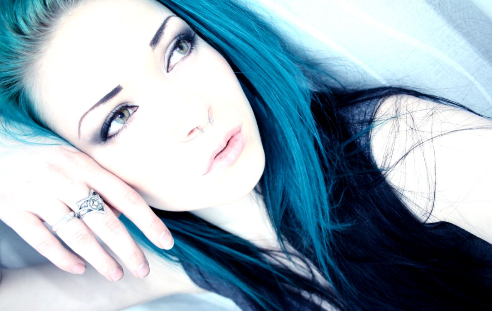 Cool Wallpapers For Girls To Grace Screens With Pictures - Cute Girl With Blue Hair , HD Wallpaper & Backgrounds