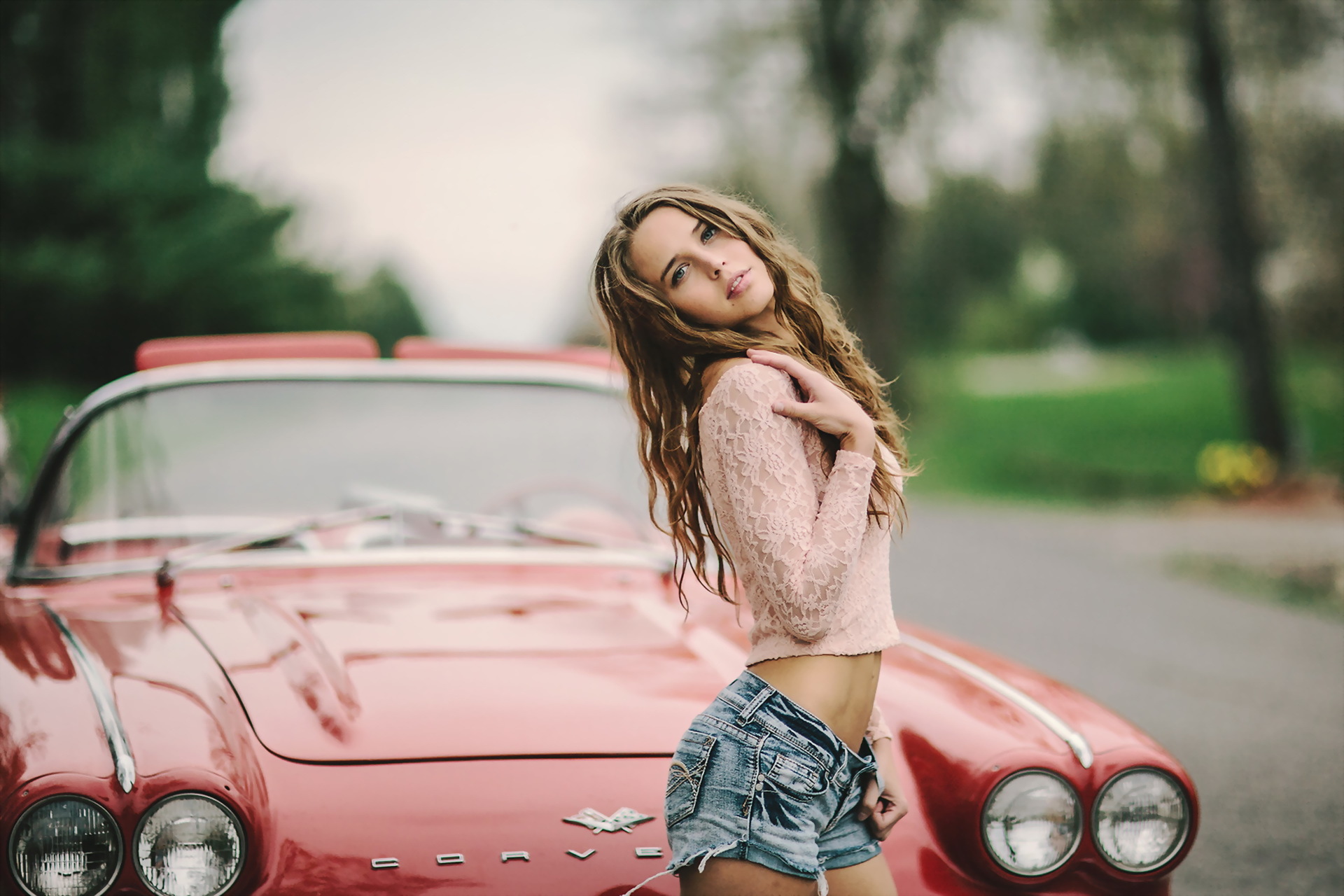 Model Hd Wallpaper - Old Car And Girl , HD Wallpaper & Backgrounds