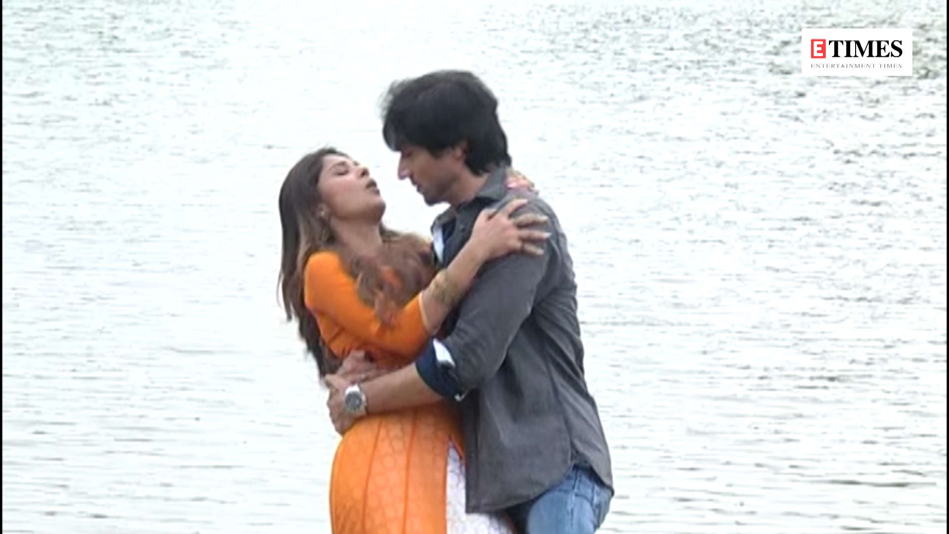 Bepannah On Location - Kiss Zoya And Aditya Romance , HD Wallpaper & Backgrounds