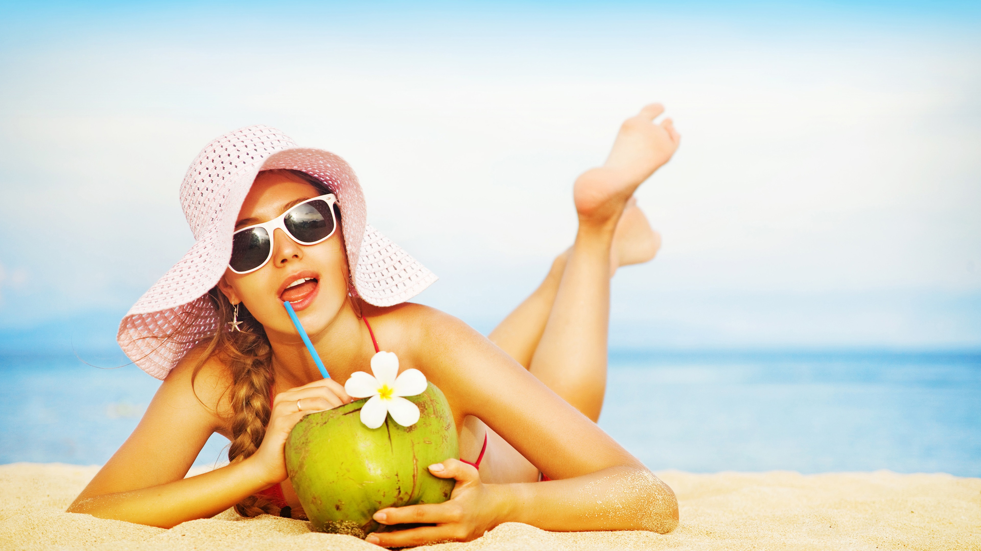 Download This Wallpaper - Chica En La Playa Con Coco , HD Wallpaper & Backgrounds