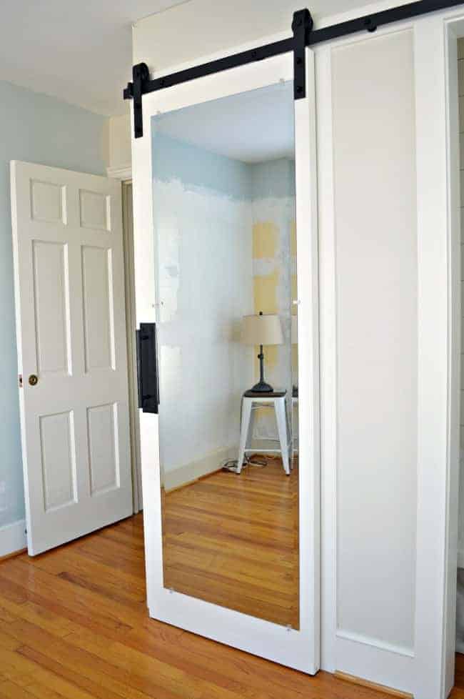 Hanging White Mirrored Barn Door On Bedroom Closet - Mirrored Barn Door , HD Wallpaper & Backgrounds