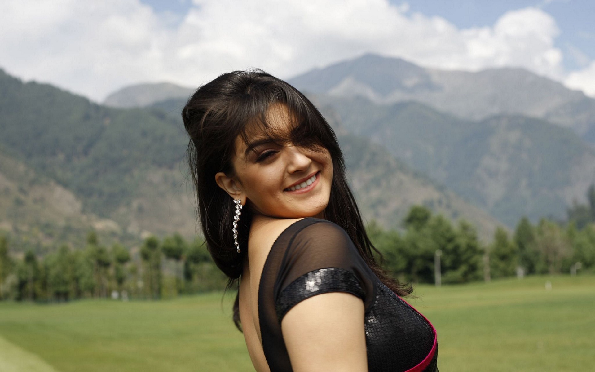 Hansika Motwani Cute In Black Saree - Hansika Motwani Photos In Velayutham ...