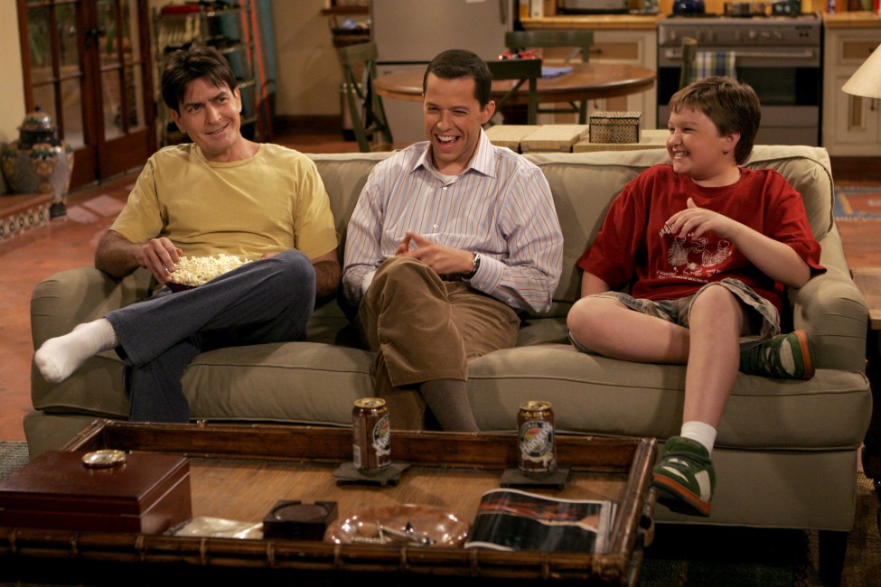 Two And A Half Men Charlie Sheen Jon Cryer Angus T - Two And A Half Men , HD Wallpaper & Backgrounds