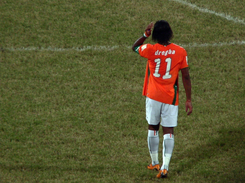 Didier Drogba Touches Up His Hair During Cote D'ivoire - Didier Drogba Cote D Ivoire , HD Wallpaper & Backgrounds