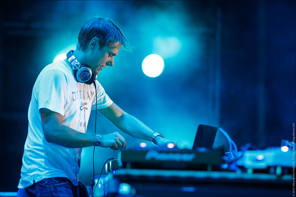 Armin Van Buuren Releases - Armin Van Buuren Headphones Technics , HD Wallpaper & Backgrounds