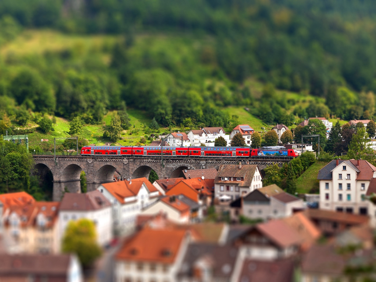 Wallpaper City, Europe, House, Train, Tilt Shift - 4k Wallpapers City Europa , HD Wallpaper & Backgrounds