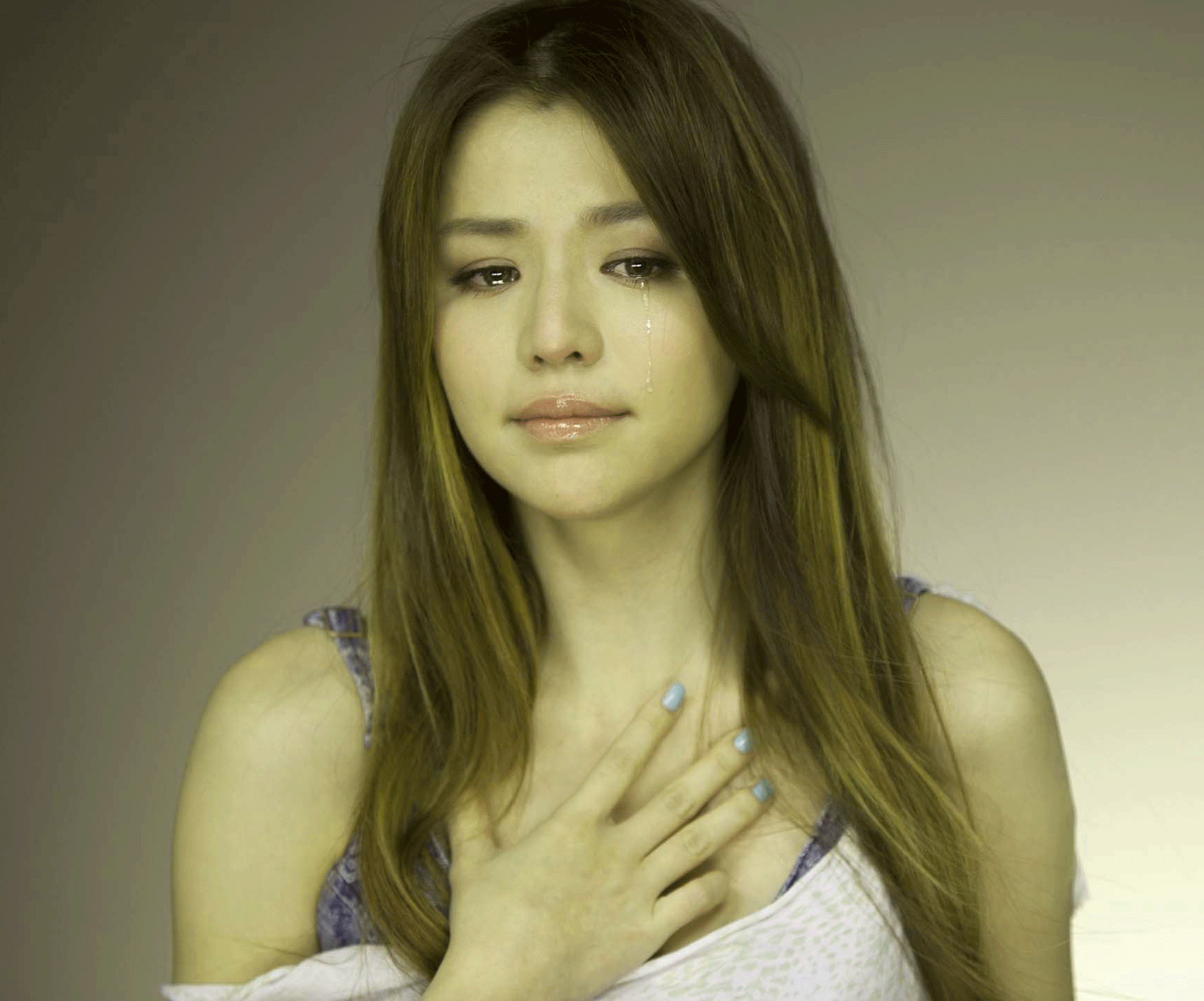 Very Sad Whatsapp Dp Images Wallpaper Pics Hd Download - Crying Filipino Girl , HD Wallpaper & Backgrounds