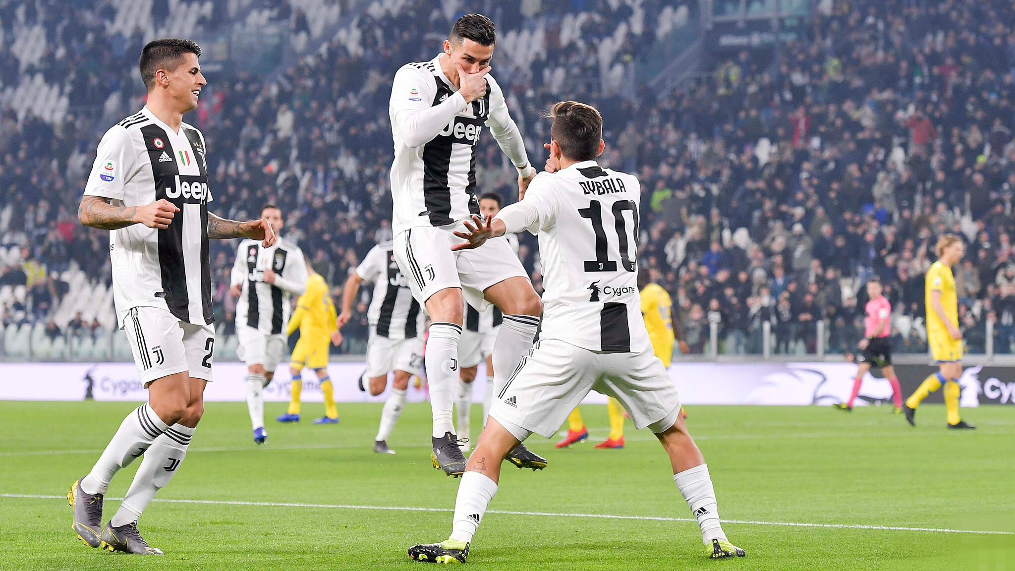 Paulo Dybala & Cristiano Ronaldo Celebrate The Portuguese's - Ronaldo And Dybala Celebration , HD Wallpaper & Backgrounds