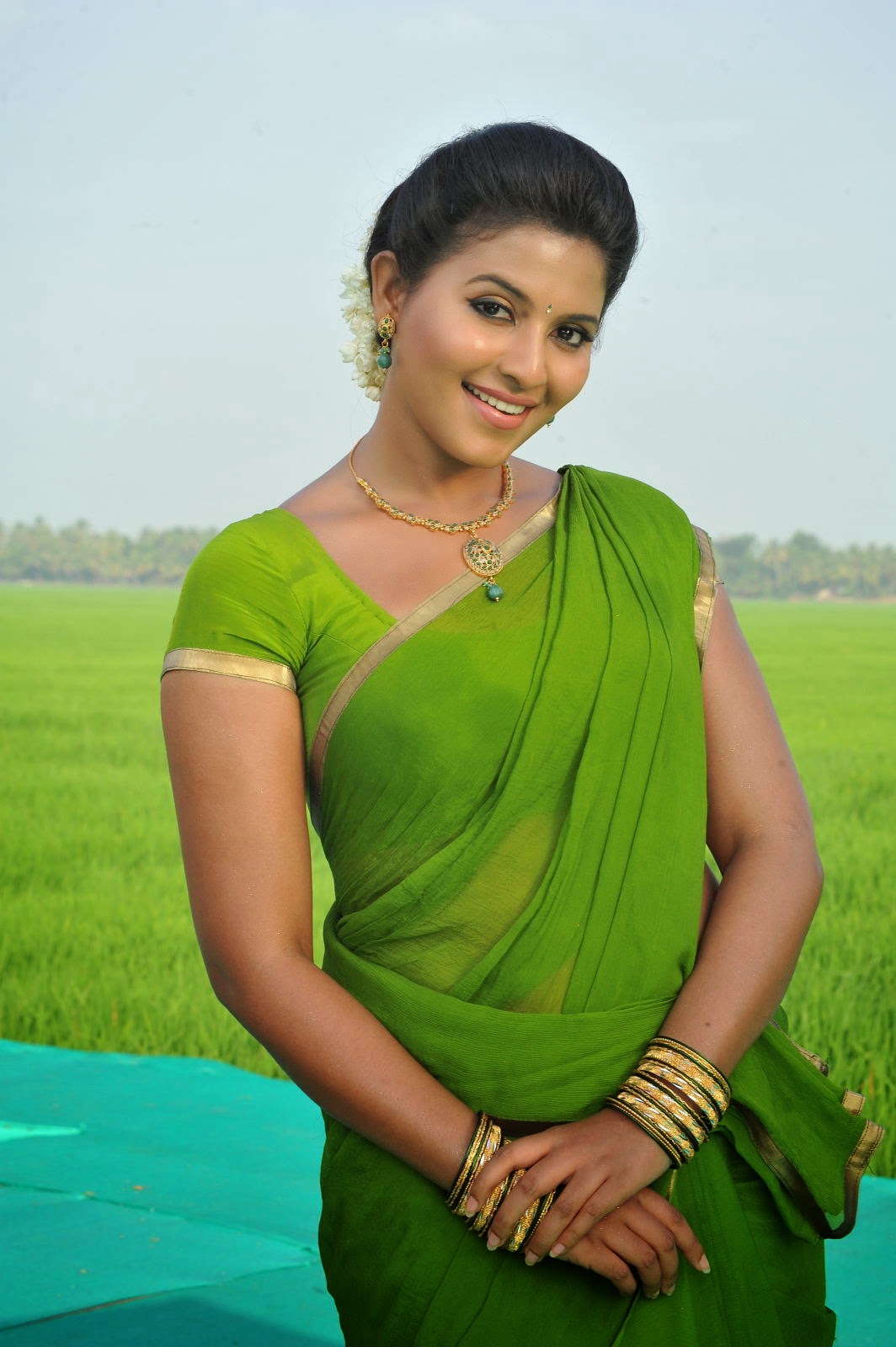 Anjali Latest Glamorous Photos In Saree From Svsc - Telugu Masala Actress Hot , HD Wallpaper & Backgrounds