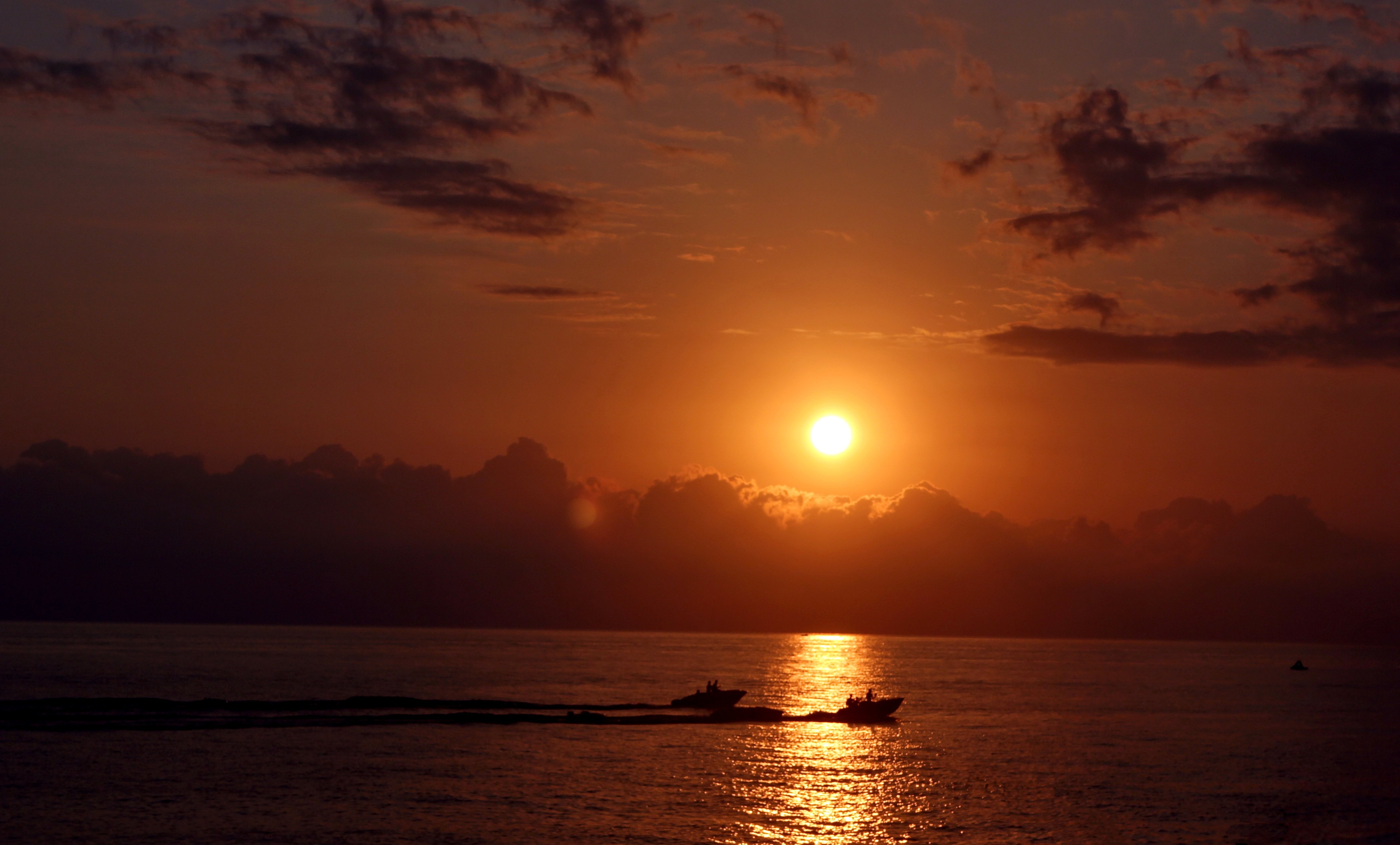 Sunset Reflection Water Glowing Boats Sun Nature Live - Sun , HD Wallpaper & Backgrounds