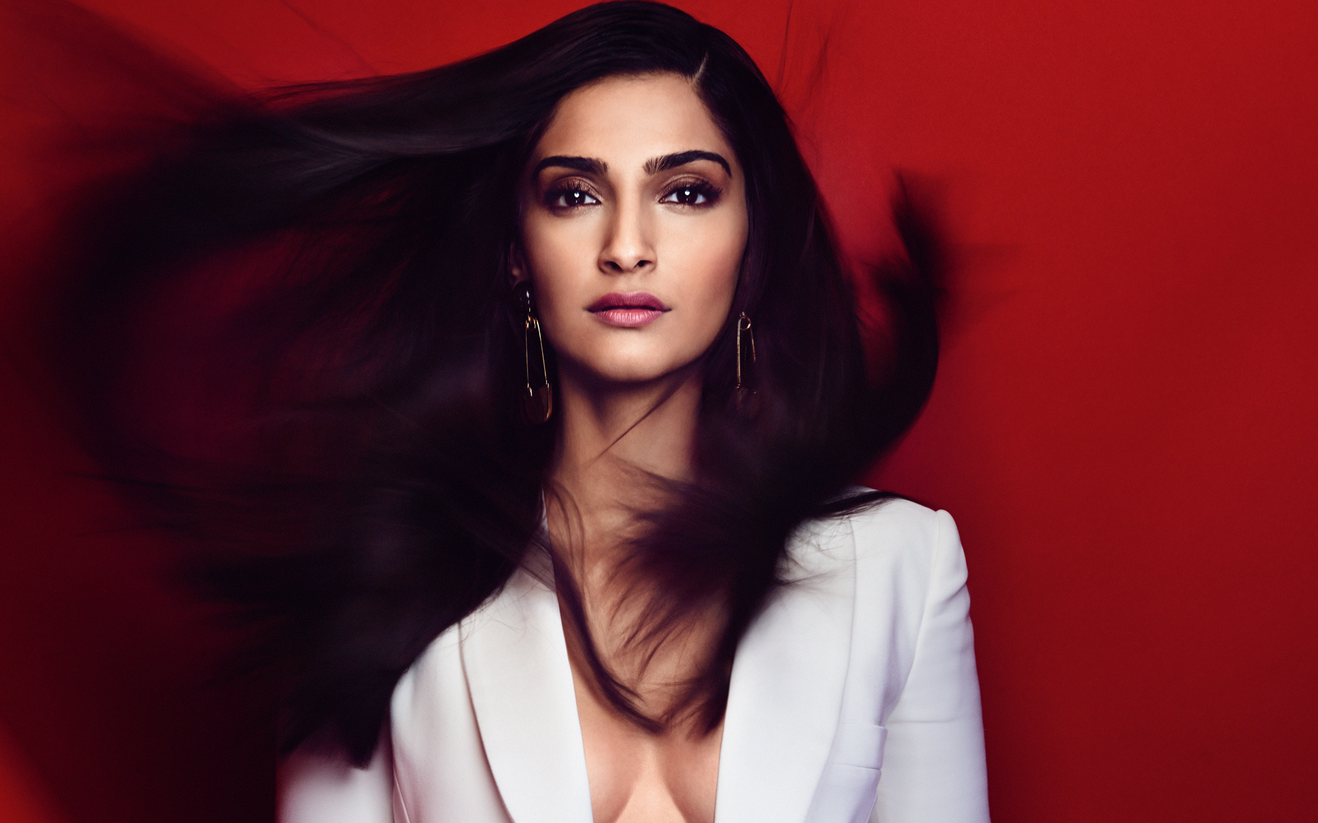Sonam Kapoor Bollywood Actress Wallpapers And Backgrounds - Sonam Kapoor In Bold , HD Wallpaper & Backgrounds