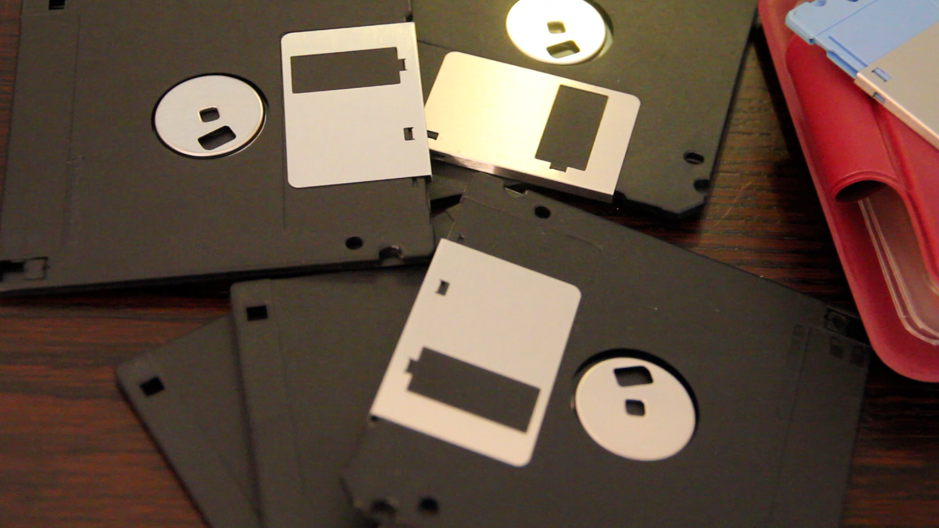 Pile Of Floppies Pic - Floppy Disk Wallpaper Phone , HD Wallpaper & Backgrounds