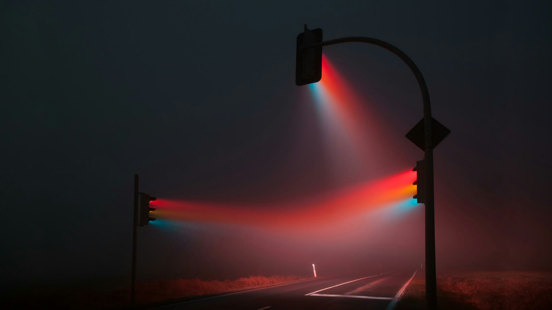 Traffic Lights In The Fog At Night - Road Wallpaper Traffic , HD Wallpaper & Backgrounds