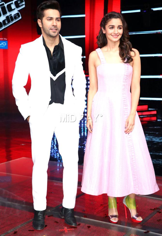 Varun Dhawan And Alia Bhatt On 'the Voice India' - Red Carpet , HD Wallpaper & Backgrounds