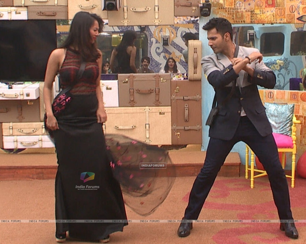 Varun Dhawan Shakes A Leg With Rochelle Rao In Bigg - Girl , HD Wallpaper & Backgrounds