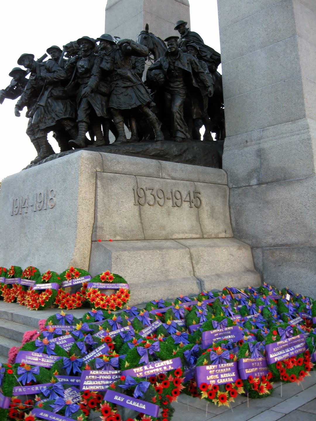 Remembrance Day Hd Poppy Wallpapers Photos Or Pic In - National War Memorial Remembrance Day Ottawa , HD Wallpaper & Backgrounds