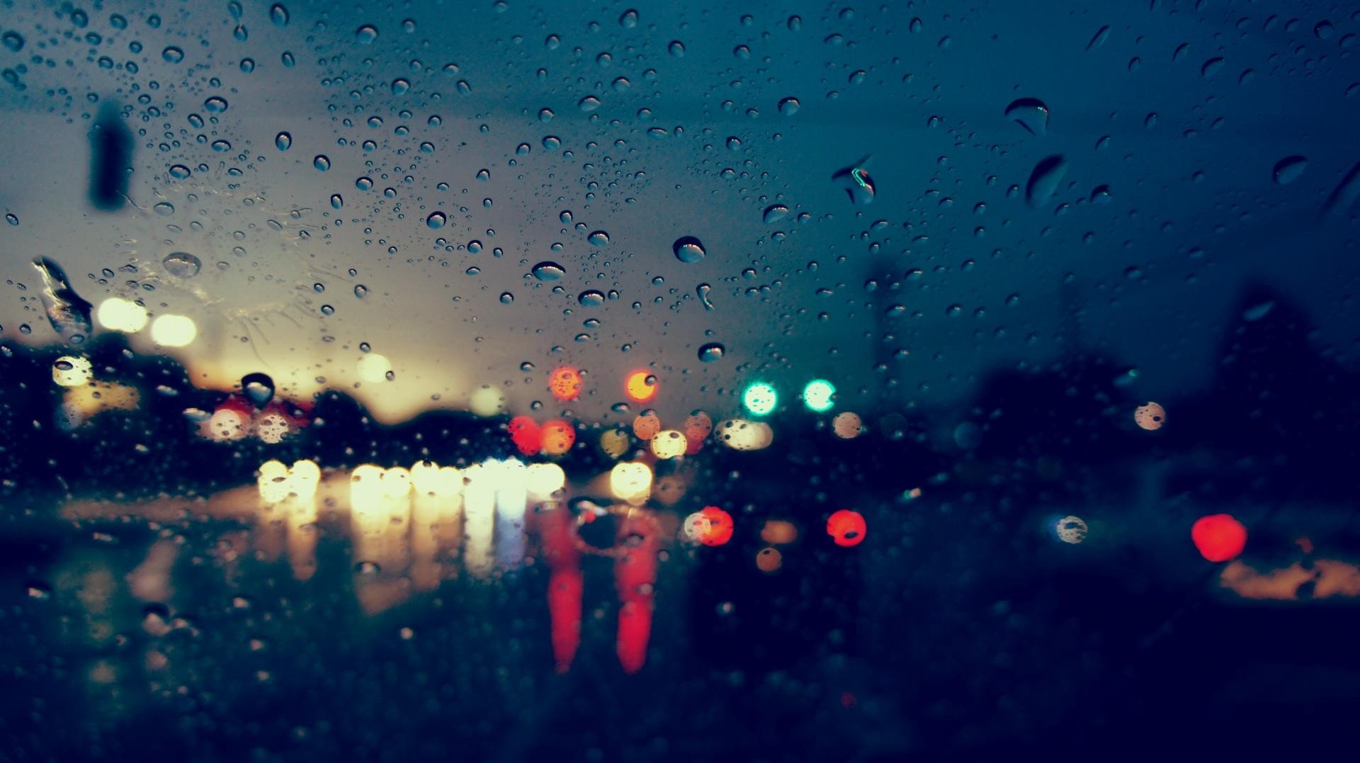 T me drop glass. Капли дождя. Дождь фон. Картинки на рабочий стол дождь. Дождливый фон.