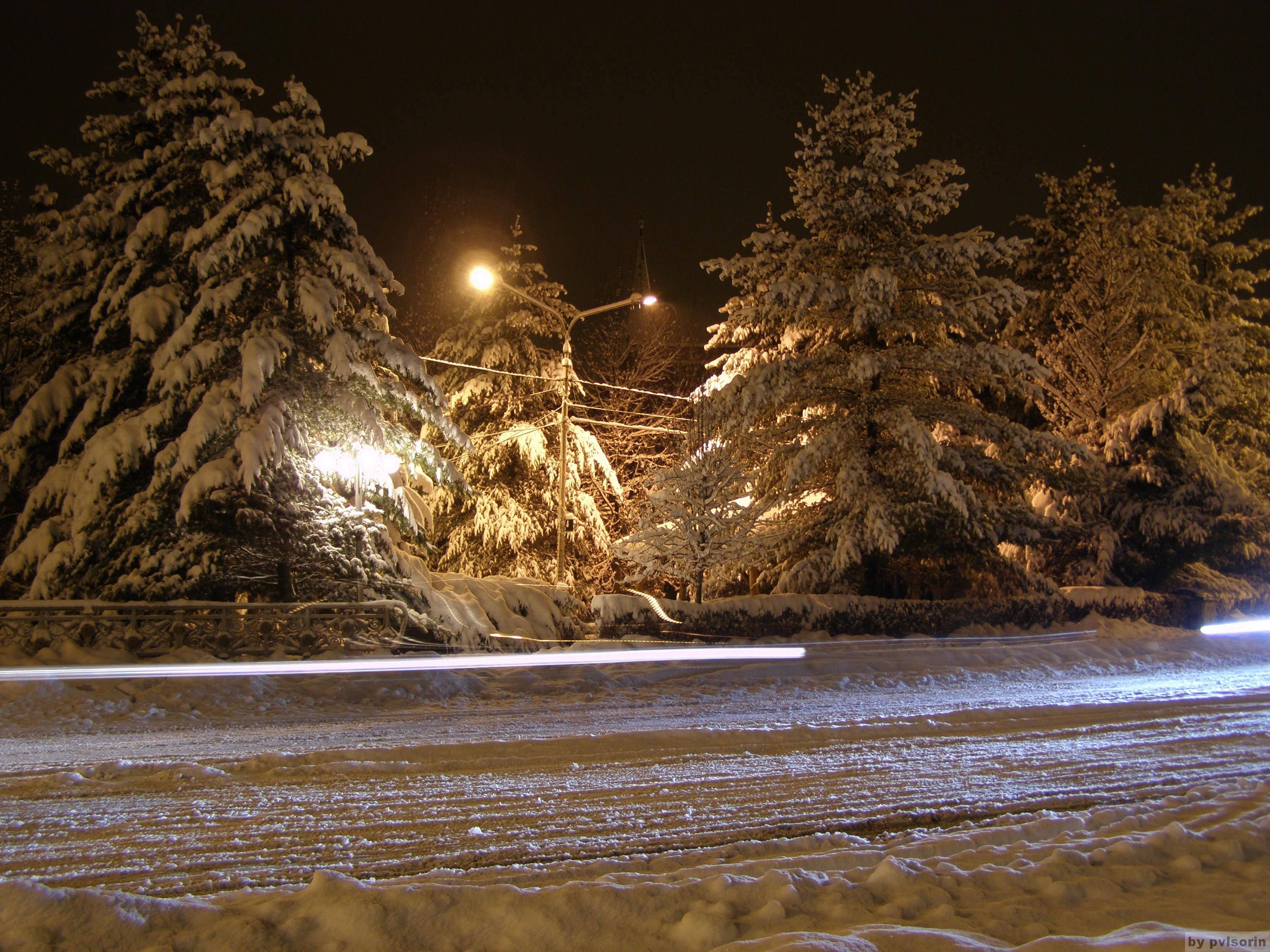 Romania Iarna Lumini Noapte Zapada Hd Pictures - Snow , HD Wallpaper & Backgrounds