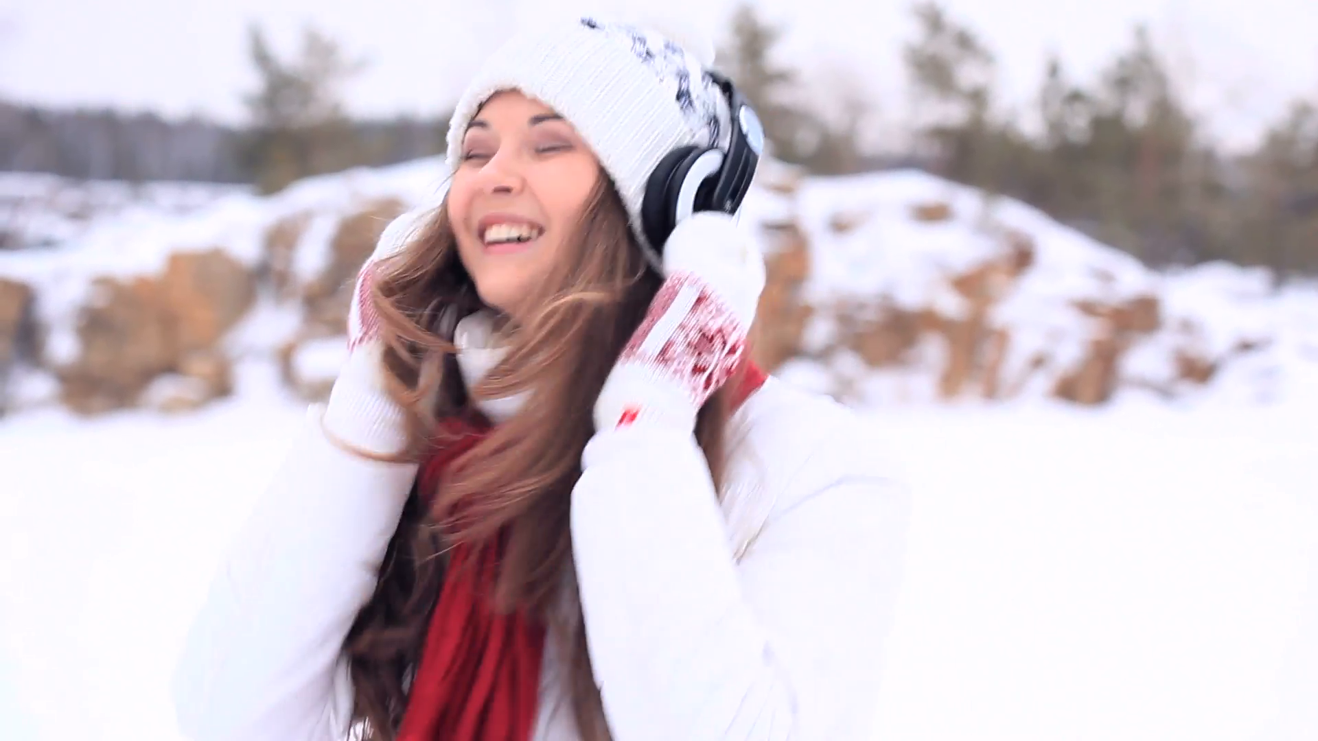Dancing With Headphones - Winter Girl With Headphones , HD Wallpaper & Backgrounds