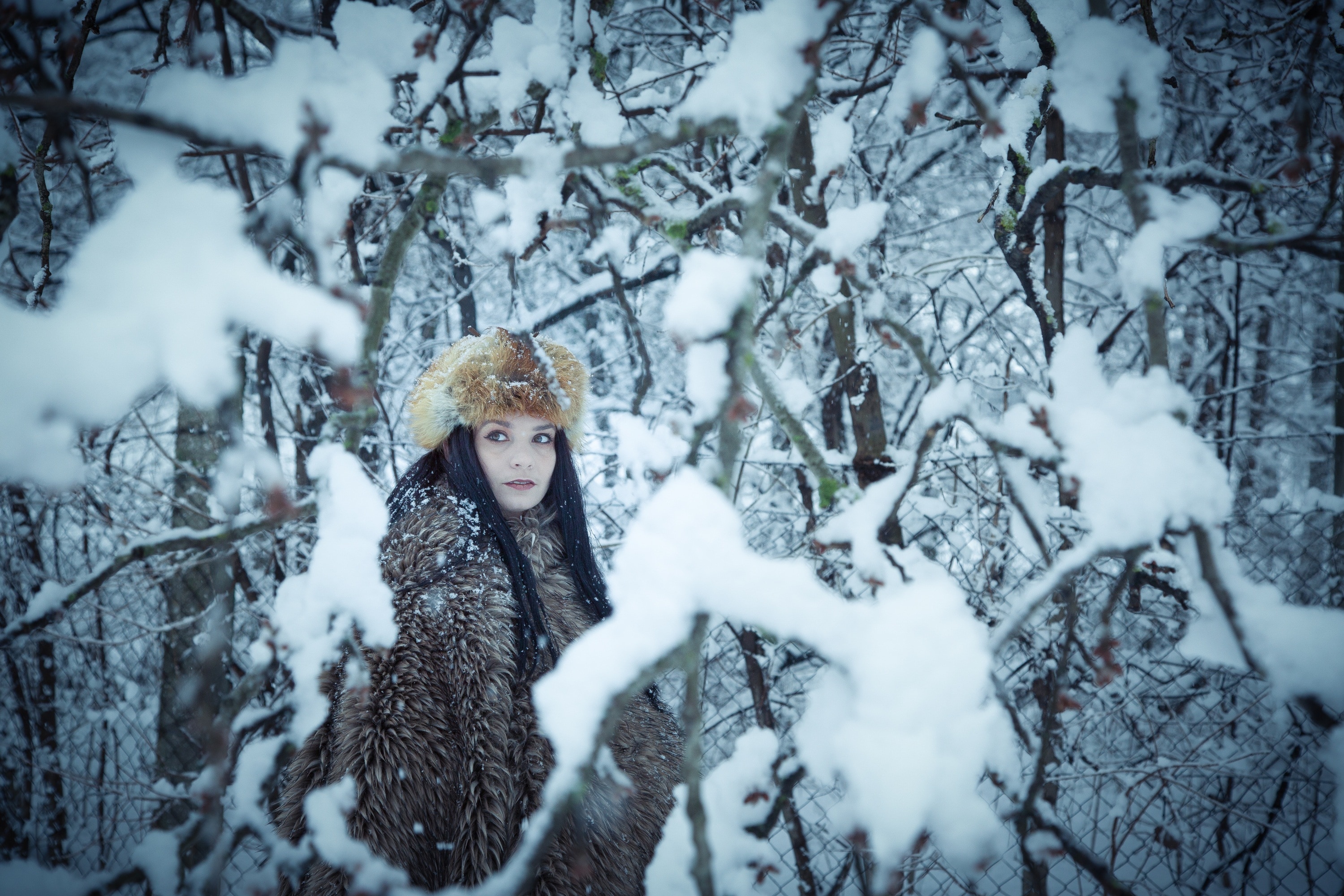 Woman In Brown Faux Fur Coat And In Snow Covered Woods - Fur Coats In Snow , HD Wallpaper & Backgrounds