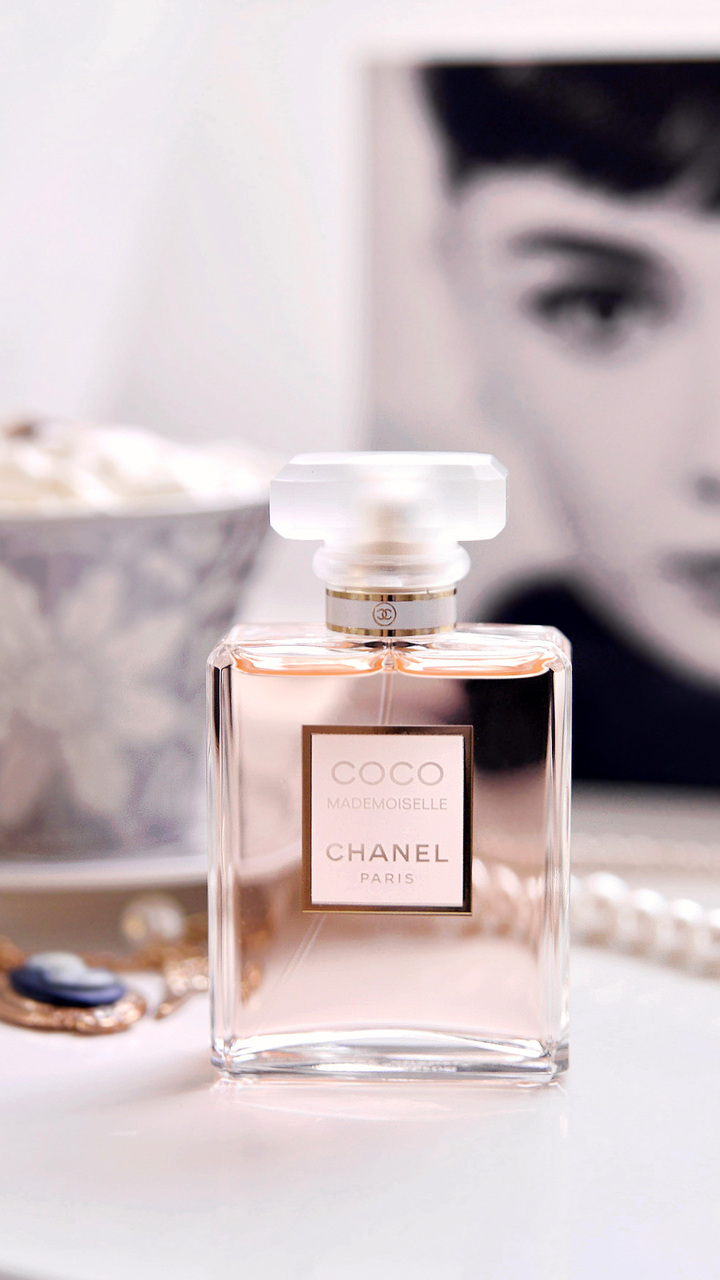 About This Wallpaper - Coco Chanel , HD Wallpaper & Backgrounds
